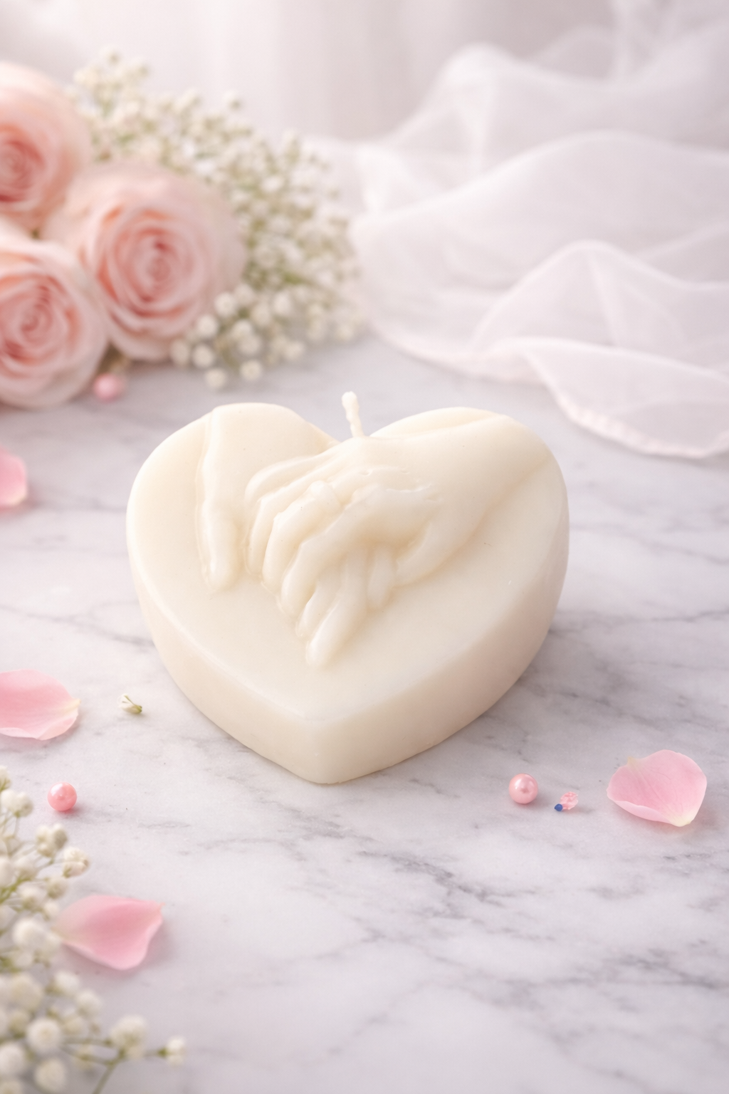 Handmade Kerze Herz mit Händen - perfekt als Geschenk